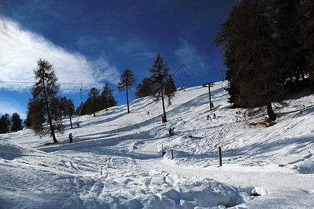 瑞士冬季风景 瑞士天空滑雪滑雪板云杉假期森林雪堆假日娱乐小木屋图片