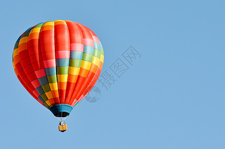对抗蓝天的热气球背景图片
