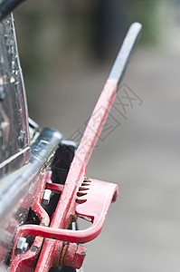 在马马驾驶的马车中 防火装置和杠杆运输工业休息工具木头古董车辆乡村水平红色图片