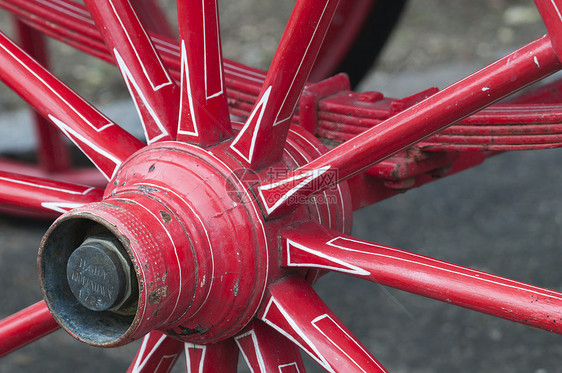 骑马马的马车轮着红火红轮车皮历史工具货物工业大车古董历史性车轮红色图片