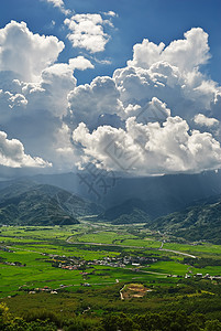 戏剧景观牧歌农村生长培育环境稻田栽培村庄土地场景图片