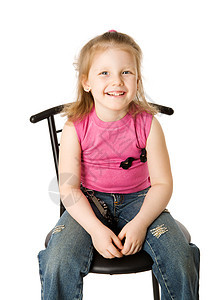 坐在椅子上的女孩乐趣快乐活力白色孩子粉色幸福牛仔裤微笑童年图片