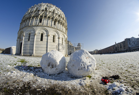 暴风雪过后在比萨的广场旅行大教堂教会圆顶国家洗礼池建筑文化宗教雕像图片