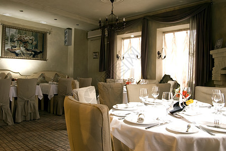 餐厅大厅建筑家具服务玻璃窗帘风格盘子餐具环境椅子图片