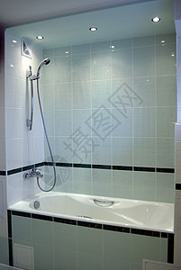 现代蓝色浴室房子旋塞卫生洗澡中性浴缸龙头荧光淋浴卫生间图片