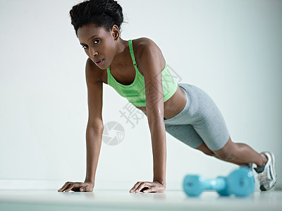 在健身房做一系列俯卧撑的非洲妇女图片