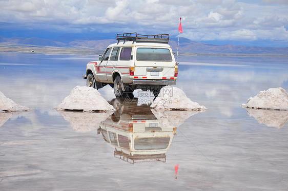 玻利维亚Uyuni萨拉拉洪水中吉普车的反射图片