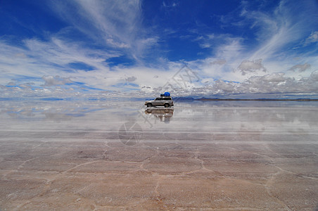 吉普车反映于Uyuni盐棚被洪水淹没的图片