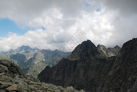 塔塔山草地蓝色海拔天空树木冒险场景山峰顶峰森林图片