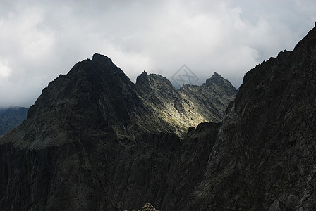 塔塔山蓝色天空树木冒险顶峰场景绿色热情海拔草地图片