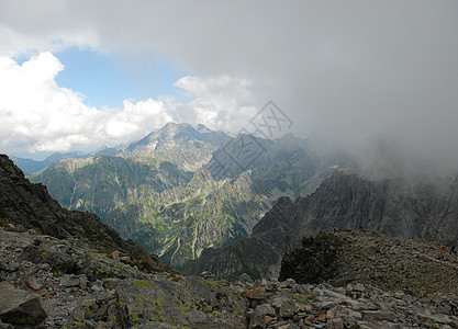 塔塔山山峰海拔绿色山脉天空冒险树木蓝色草地场景图片