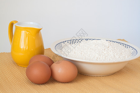 大米面粉牛奶 鸡蛋和面粉季节性制品陶瓷营养甜点美食食物训练材料黄色背景