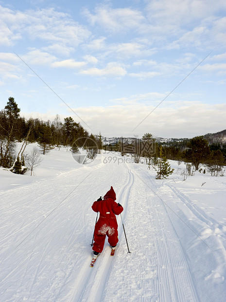 儿童滑滑雪国家戏剧蓝色孩子红色白色越野活动运动图片