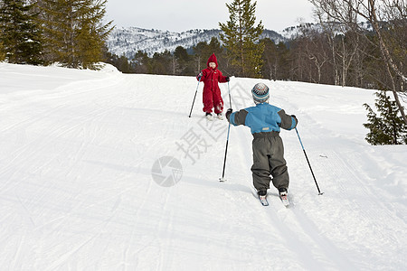 儿童滑滑雪戏剧活动国家越野孩子白色会议运动蓝色红色图片