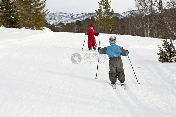 儿童滑滑雪戏剧活动国家越野孩子白色会议运动蓝色红色图片