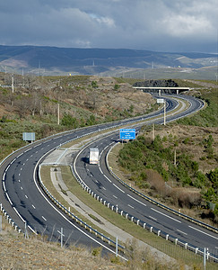 曲流高速公路旅行车道乡村国家地平线风景绿色卡车小路公园图片