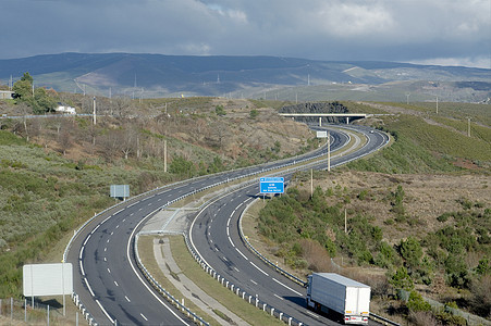 曲流高速公路交通农村小路绿色爬坡乡村地平线国家风景公园图片