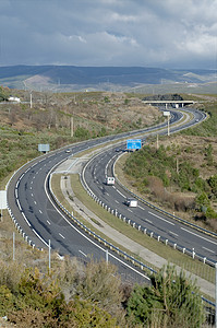 曲流高速公路爬坡风景公园车道天空驾驶绿色黑色地平线旅行图片