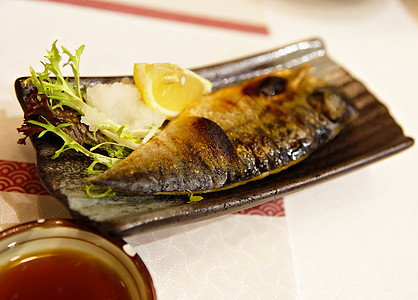 烤鱼食物油炸鲤鱼美食饮食烹饪盘子午餐海鲜炙烤图片