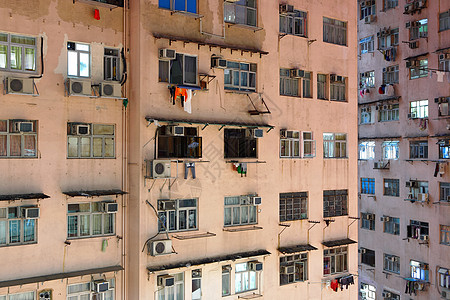 挑高公寓香港公共住房公寓区一楼运输家庭财产土地民众城市天空火车建筑蓝色背景