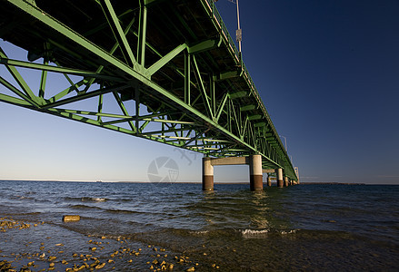 密歇根州Mackinaw市大桥半岛天空波浪城市卡车蓝色电缆交通汽车海峡图片