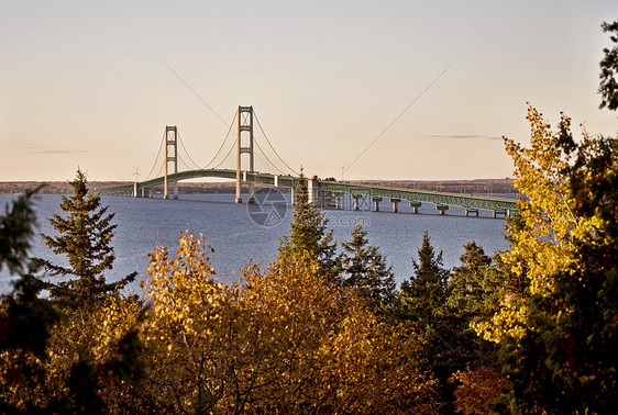 密歇根州Mackinaw市大桥城市波浪海峡天空交通电缆汽车半岛卡车蓝色图片