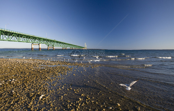 密歇根州Mackinaw市大桥汽车波浪天空城市电缆海峡蓝色交通半岛卡车图片