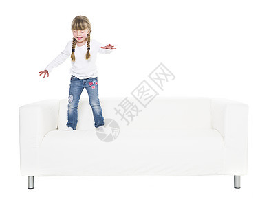 睡沙发的年轻女孩休息休闲幸福孩子活动微笑结构女孩们白色模特图片