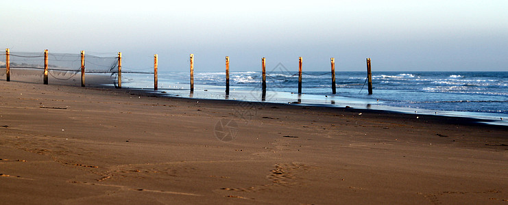 沙滩日落奥尔蒙海滩橙子地平线冲浪太阳晴天蓝色孤独海浪反射海洋图片