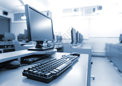 带有计算机的工作场所课堂大学中心键盘技术教育老鼠工作站桌子学校图片