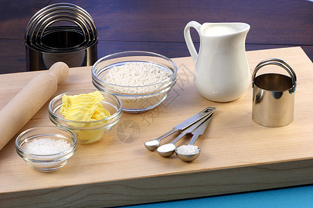 经济成分和厨房用具滚动面团勺子金属黄油饼干苏打测量木板粉末图片