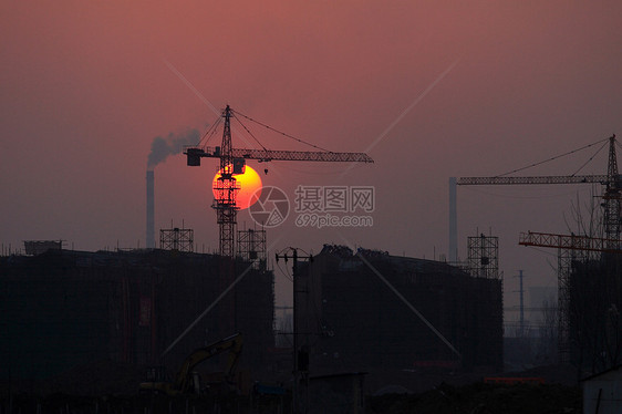 建筑工地草图晚霞城市太阳倒象远山外滩图片