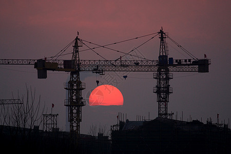 建筑工地倒象远山草图外滩城市晚霞太阳图片