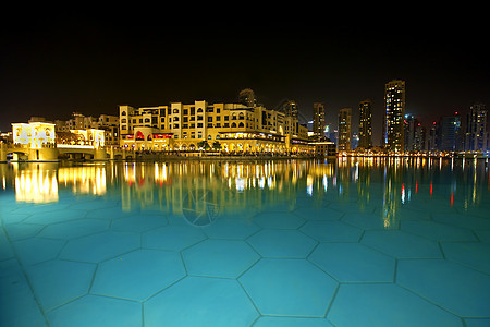 晚上在迪拜商业场景摩天大楼日落建筑天空办公室城市市中心水池图片