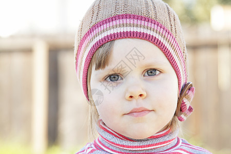 可爱的幼儿女孩孩子投标帽子喜悦微笑针织季节压痛女儿儿童图片