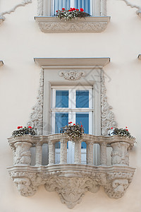 一栋楼的花阳台和花朵建筑文化旅游古董城市蓝色门廊假期别墅街道图片