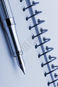 黄色笔记本上的喷泉戒指写作软垫金属日记空白商业文档活页蓝色图片