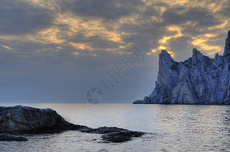 夜间的海岸线和山岳薄雾风暴巨石场景日落海景海浪阳光地平线风景图片