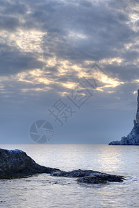 夜间的海岸线和山岳风景薄雾卵石场景海景阳光风暴海浪假期石头图片