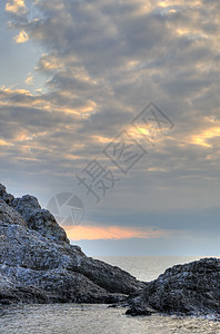 夜间的海岸线和山岳风暴假期卵石石头风景岩石巨石阳光场景海浪图片