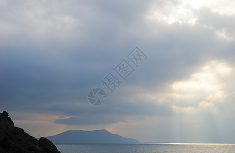 夜间的海岸线和山岳液体海浪岩石风暴卵石天空薄雾石头阳光场景图片