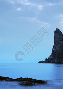 夜间的海石头卵石海岸线薄雾风暴天空岩石巨石日落风景图片