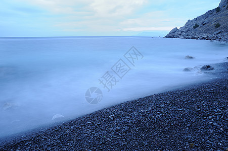 夜间的海巨石海滩岩石地平线石头薄雾阳光风景蓝色边缘图片