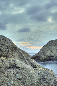 夜间的海岩石巨石地平线假期天空风景卵石风暴海岸线边缘图片