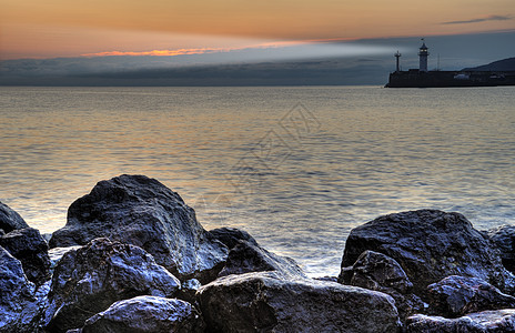 灯泡石头太阳风暴灯光投影海浪指导海岸线阳光海滩图片