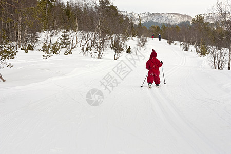 儿童滑滑雪乐趣场景娱乐滑雪者蓝色孩子享受锻炼旅行国家图片