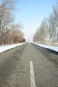 有标记的公路天空场景天气运输自由水晶地平线蓝色旅行季节图片