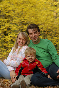秋林家庭团体季节父母孩子已婚男人儿子风景幸福喜悦图片