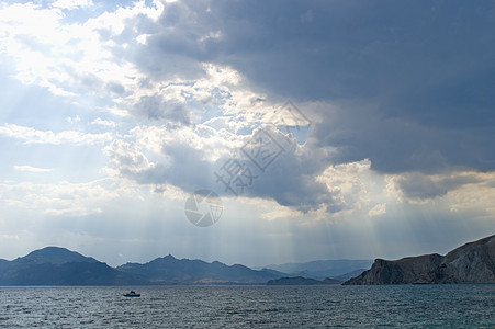 海上天空的暴风雨图片