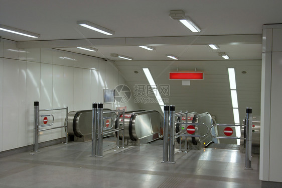 地铁墙壁车站自动扶梯民众楼梯运输白色旅行铁路入口图片